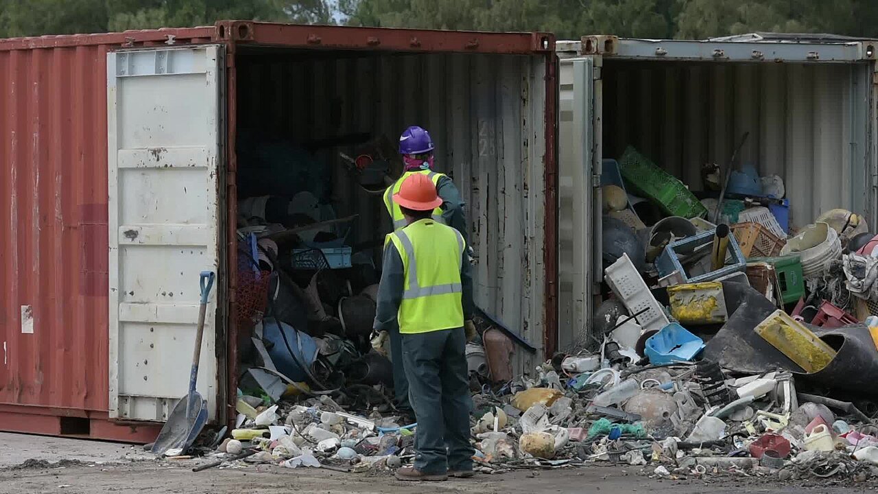 Kegiatan bersih sampah di lautan pasir kaldera Bromo