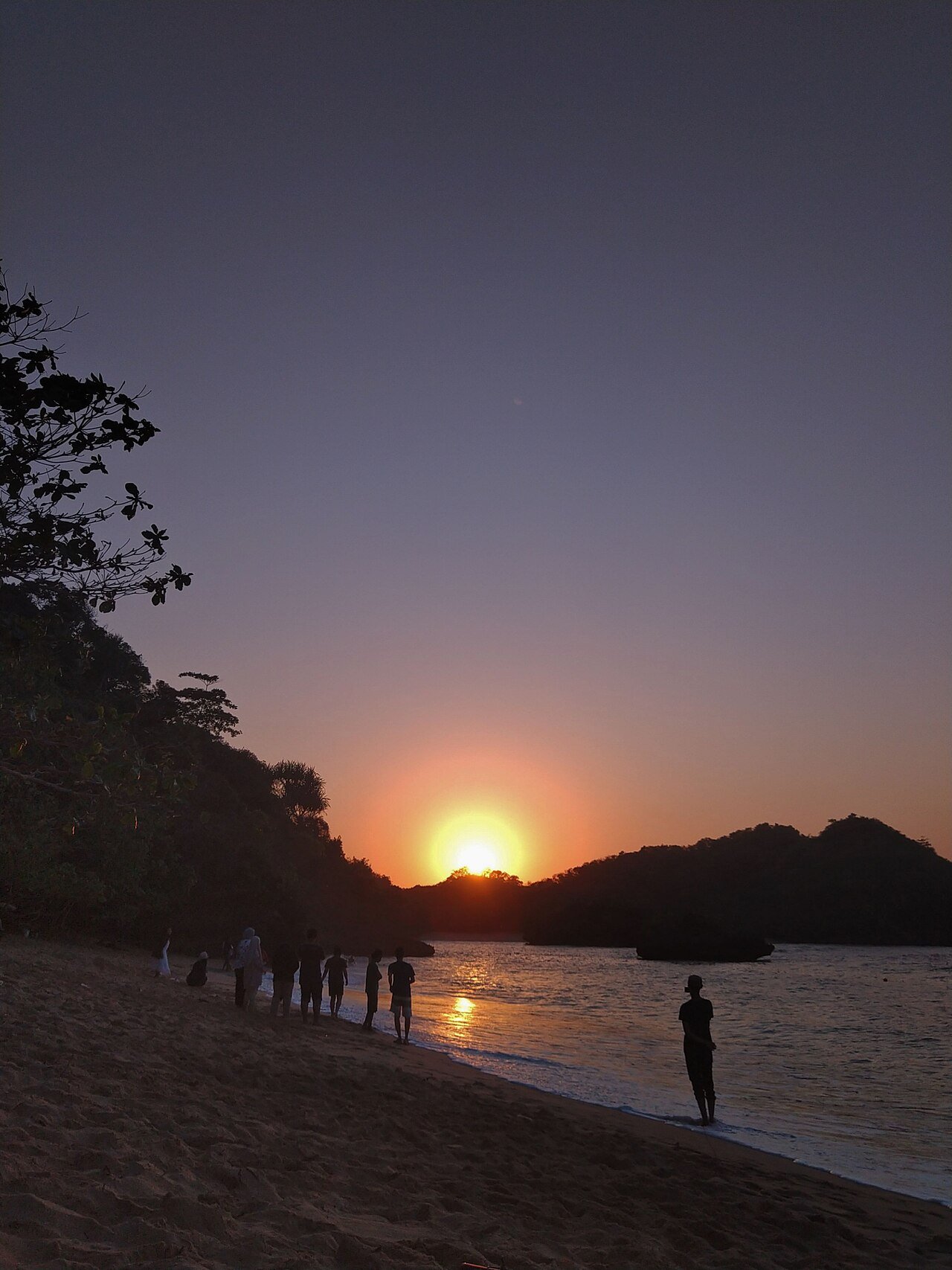 Pantai Teluk Asmoro dan Tiga Warna Malang Selatan